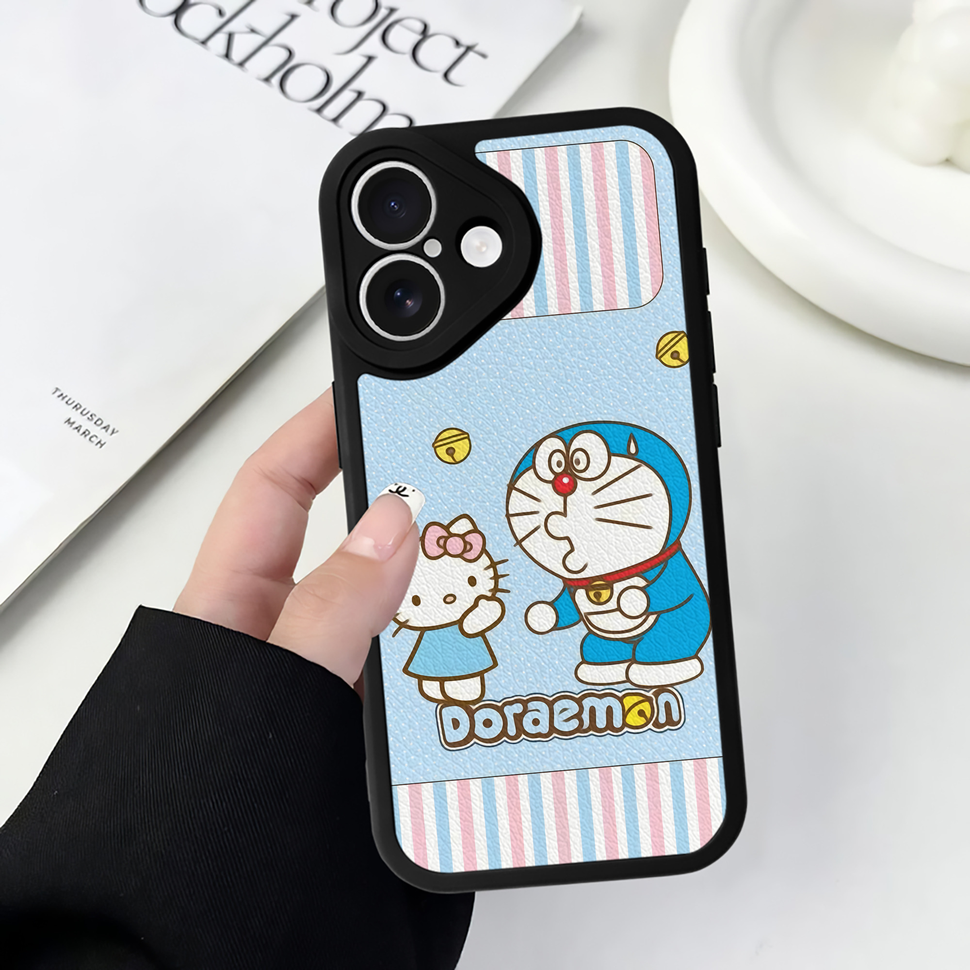 （画像用） ドラえもん Doraemon 【iPhone 16シリーズ対応】シリコンスマホケース（レザー調） 材質：シリコン